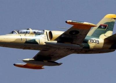 حمله هوایی نیروهای حفتر به 2 مرکز نظامی در غرب لیبی