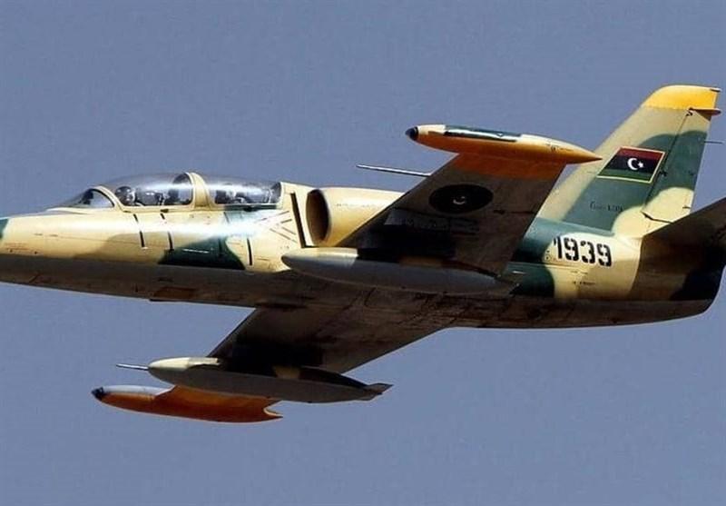 حمله هوایی نیروهای حفتر به 2 مرکز نظامی در غرب لیبی