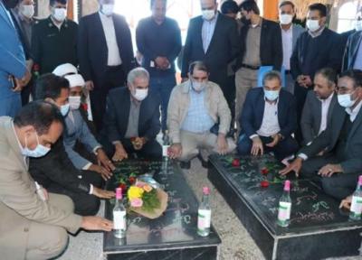 ادای احترام وزیر آموزش و پرورش به شهدای گمنام شهر قلعه گنج استان کرمان