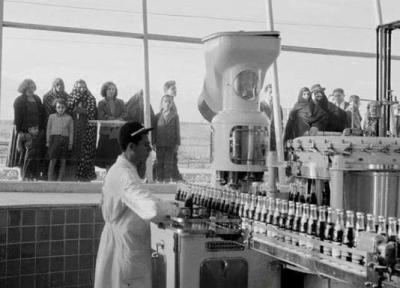 سرگرمی جالب تهرانی ها در دهه 30؛ تماشای خط فراوری یک کارخانه معروف از پشت شیشه