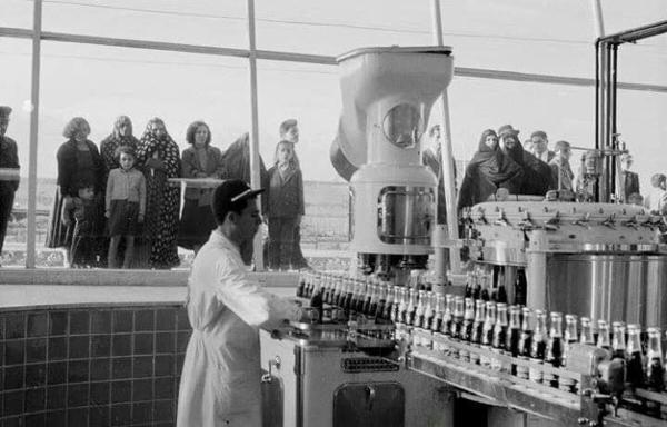 سرگرمی جالب تهرانی ها در دهه 30؛ تماشای خط فراوری یک کارخانه معروف از پشت شیشه