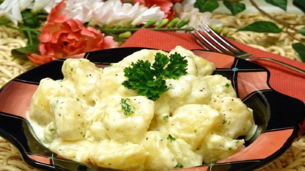 طرز تهیه سیب زمینی پنیری با سس آلفردو